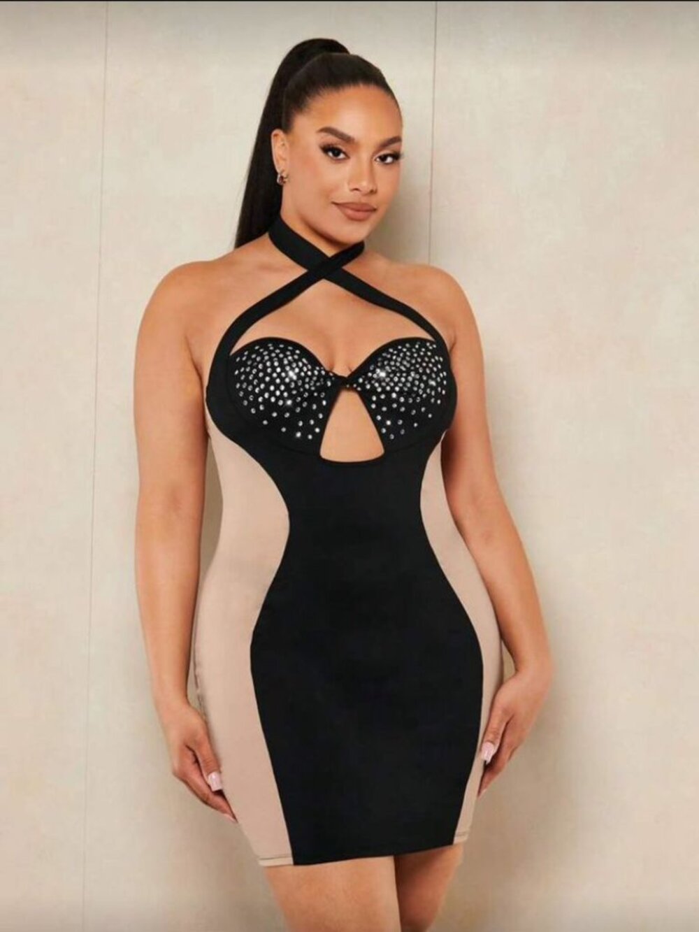 It is a fitted, bodycon-style mini-dress with a color-block design XL